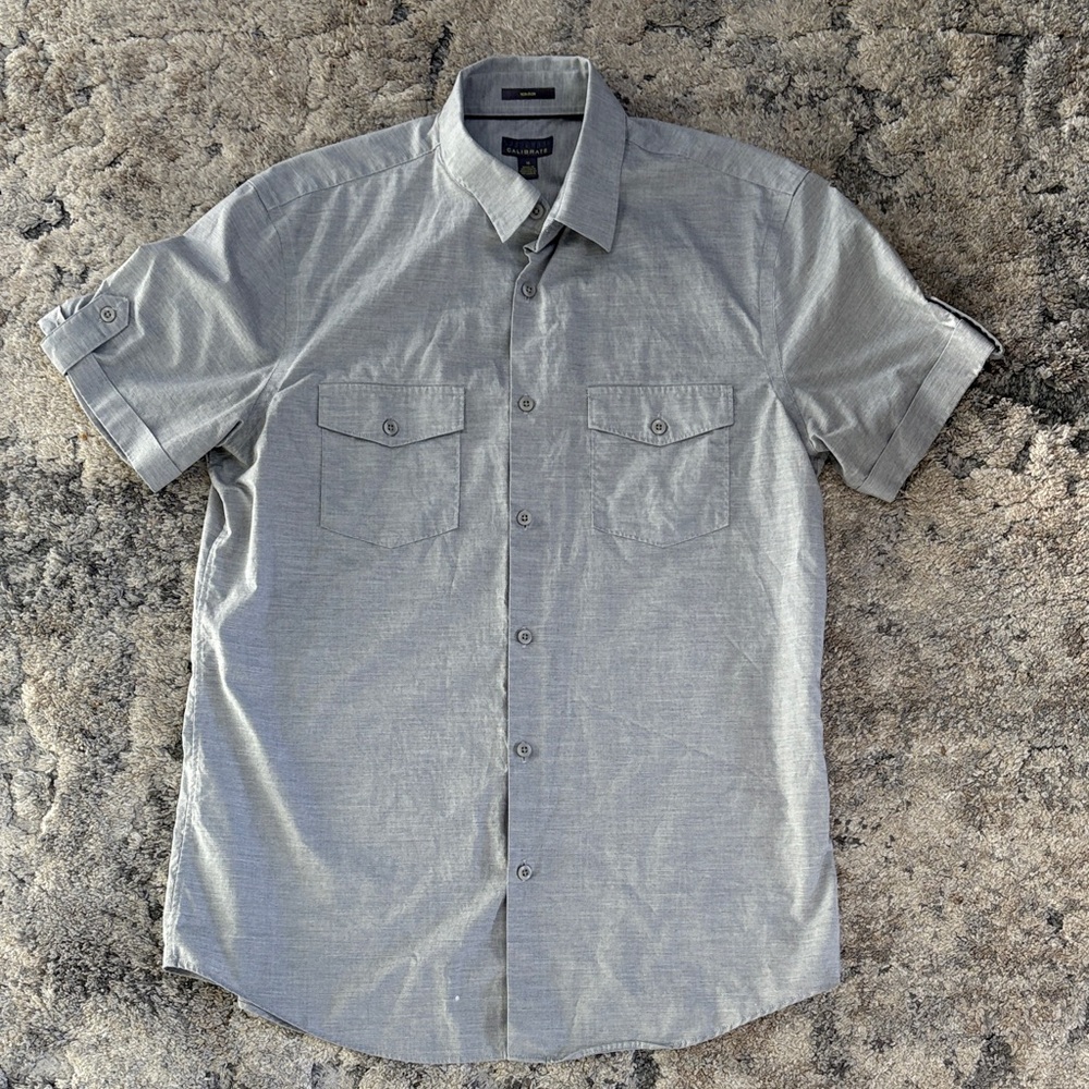 Calibrate size medium: Men's Gray Button-Up Shirt